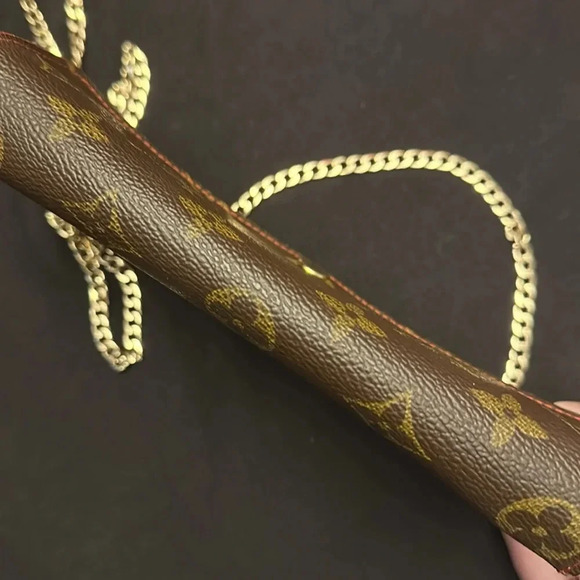 Louis Vuitton - Picture 5 of 13